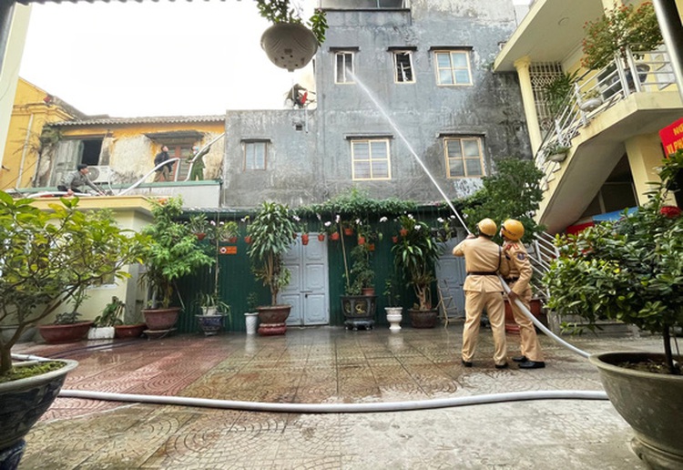 Traffic police save elderly woman from fire in northern Vietnam