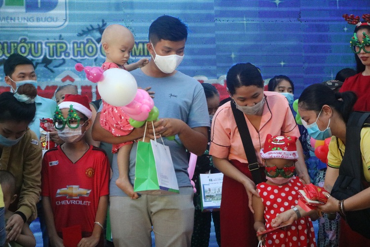 Christmas gifts for child cancer patients at Ho Chi Minh City hospital