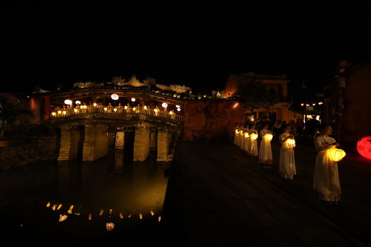 People enjoy night of mass art show in Vietnam's Hoi An