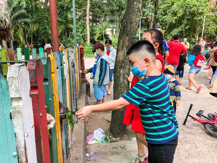 People support strapped Saigon zoo with increased visits despite higher ticket prices