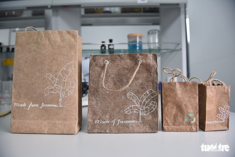 Ho Chi Minh City students make paper bags, organic fertilizers from banana trunks