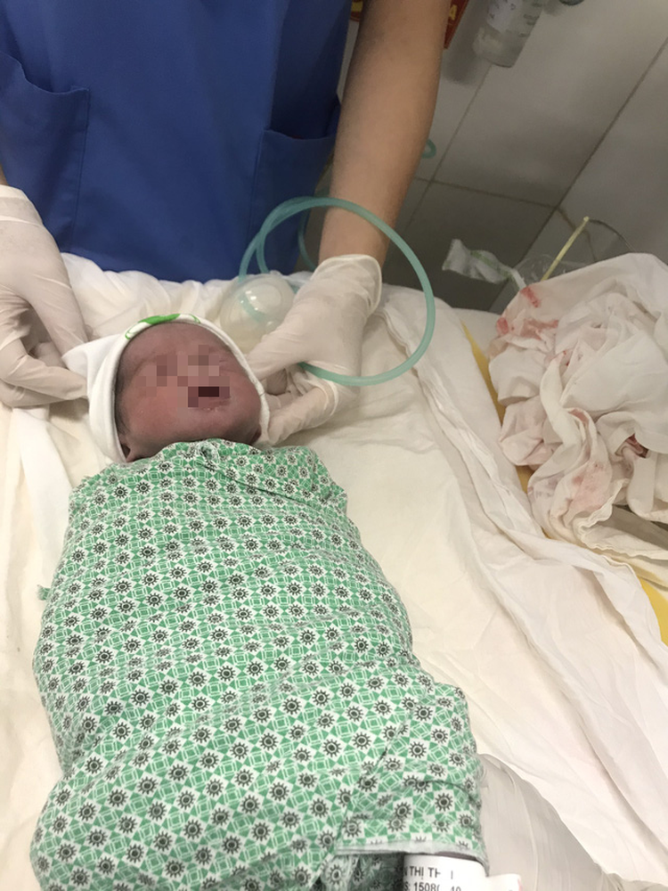 Hanoi woman pregnant with twins gives birth to healthy boy after miscarrying first baby