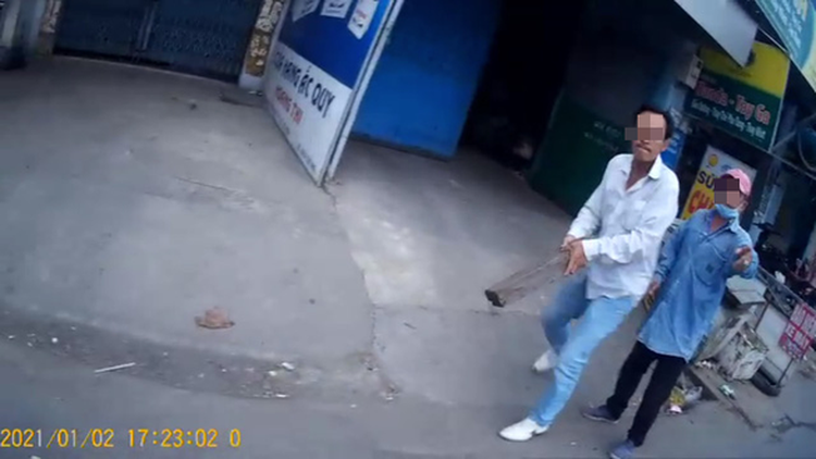 Conventional motorbike taxi driver attacks Gojek driver over passenger competition in Saigon