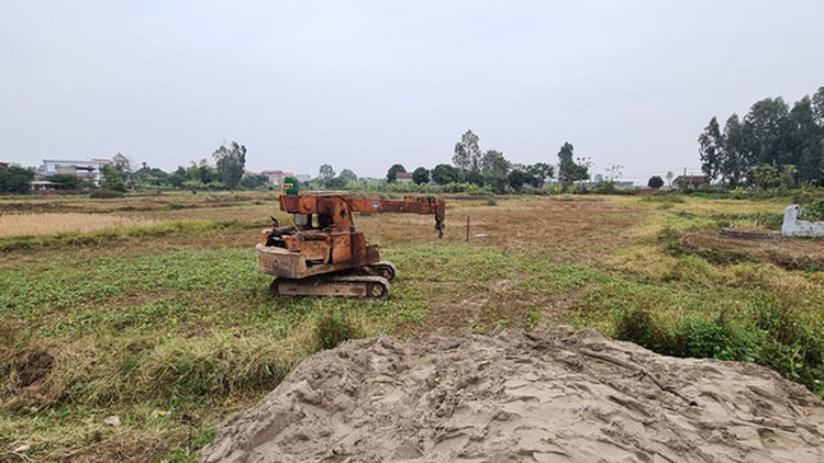 Pile driver collapse kills two in northern Vietnam
