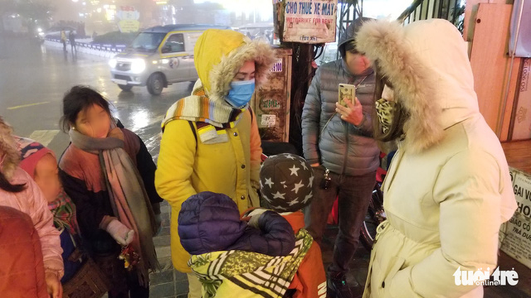 In Sa Pa, ethnic children forced to peddle on streets in bitterly cold night