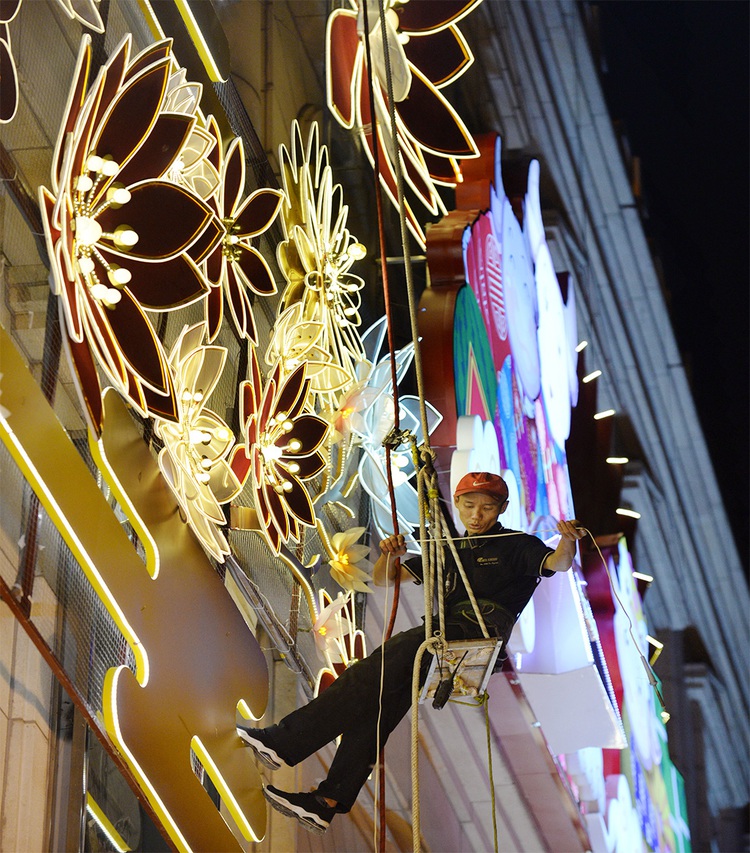 Farmers earn extra from seasonal jobs prior to Tet holiday in Ho Chi Minh City