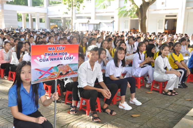 In Vietnam, 15-year-old girl pregnant, gives birth to baby in secret