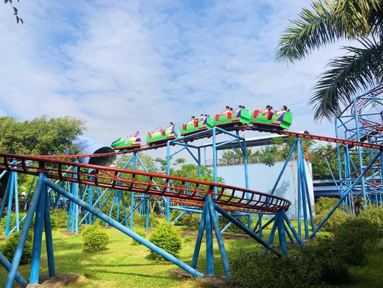 1 kid dies, 2 others injured as roller coaster derails in Vietnam: source