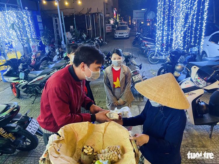 Young Vietnamese offer free ‘banh mi’ to Da Nang’s needy