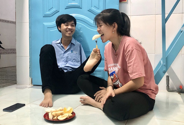 Vietnamese couple show love knows no bounds