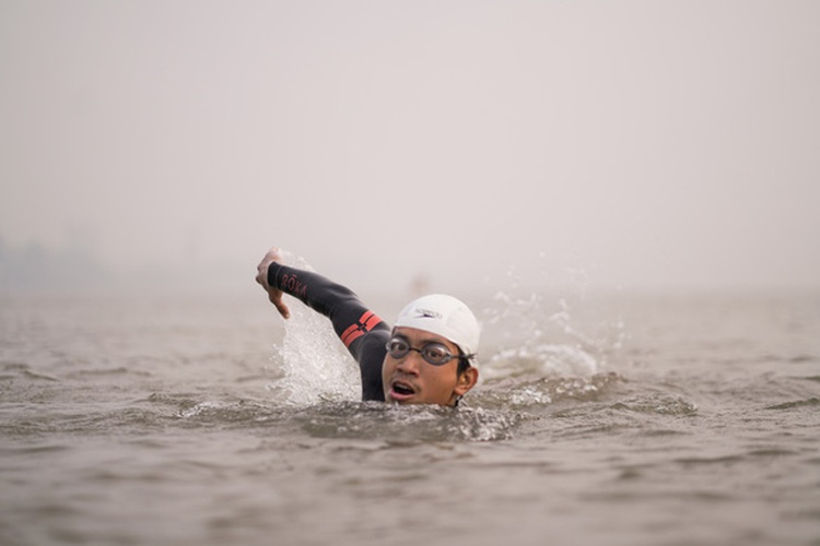 Vietnamese amateur athletes swim from Hanoi to ocean’s edge