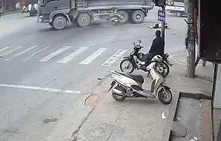 Two women killed as motorbike runs red light, crashes into truck in Vietnam