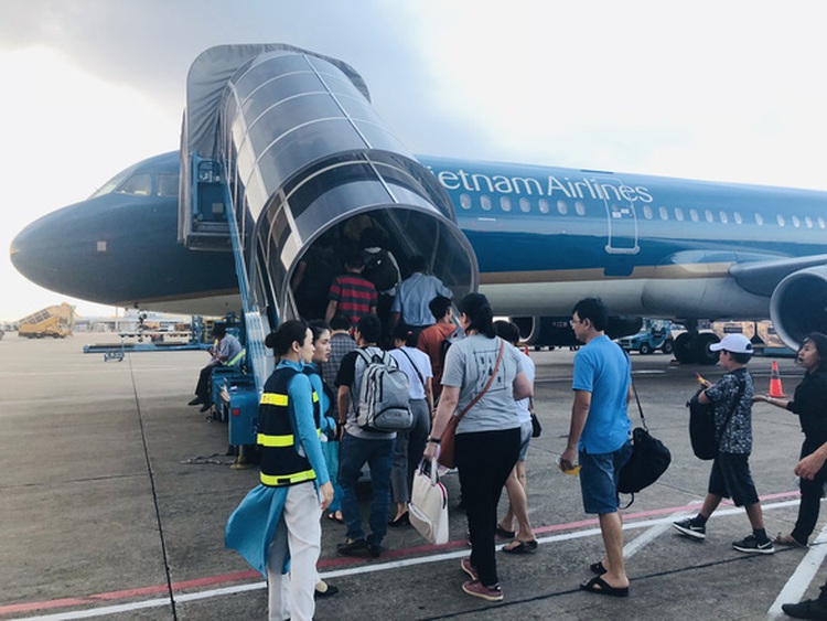 Three Vietnamese airlines requested to stop selling tickets in excess of allocations