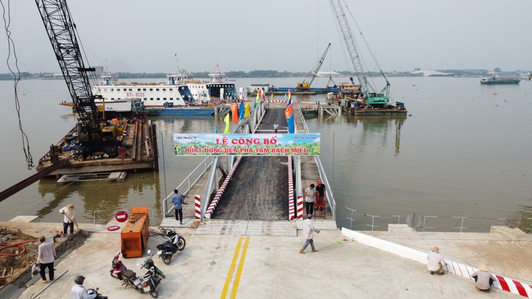 Ferry service put into operation to ease congestion on major bridge in Vietnam’s Mekong Delta