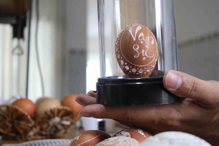 Vietnamese man honors Year of the Buffalo with eggshell sculptures