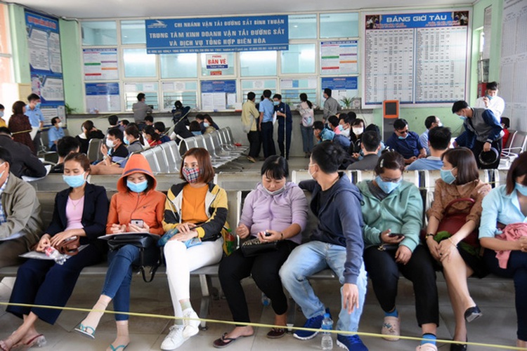 Railway passengers in southern Vietnam return tickets en masse for fear of virus outbreak