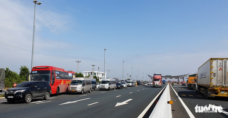 Passenger bus operator fined after transporting COVID-19 patients in northern Vietnam