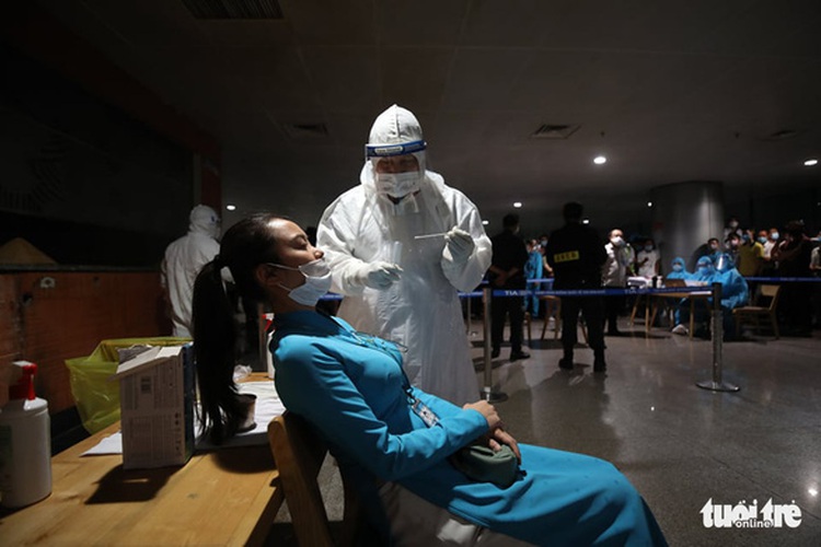 Ho Chi Minh City conducts overnight mass COVID-19 test on 1,000 airport employees after staff member infection