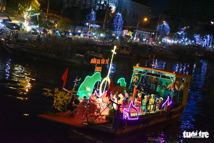 Ho Chi Minh City kicks off spring flower fest along canal