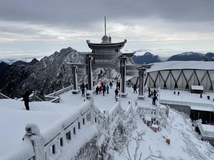 Heavy snowfall covers Vietnam’s highest peak
