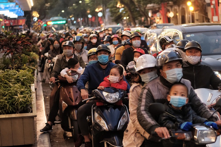 Downtown Hanoi sees unusual crowdedness on first day of Lunar New Year