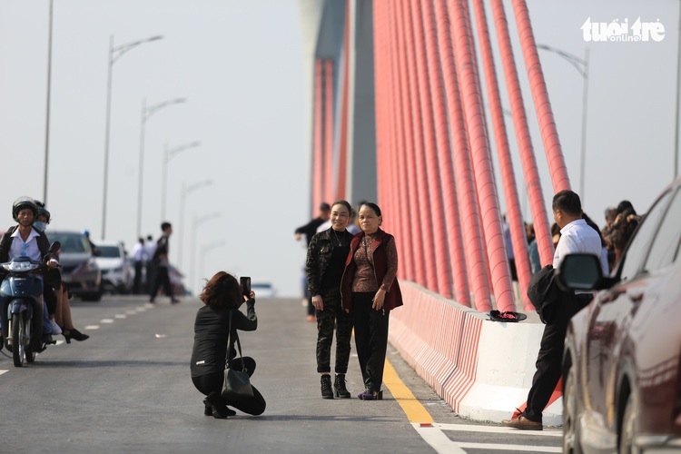 In Vietnam, scores of people block new bridge to take photos