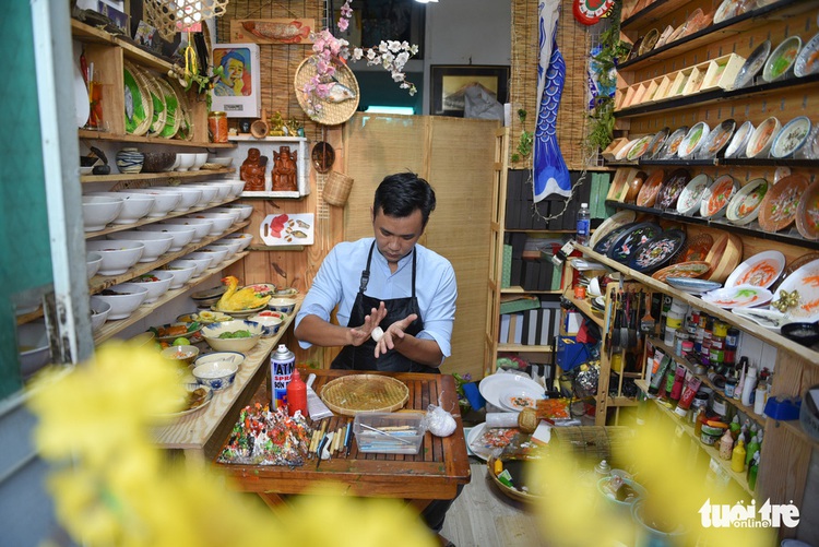Relish traditional dishes made of clay by young Vietnamese
