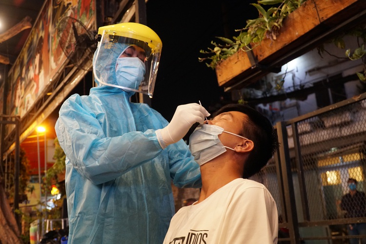Ho Chi Minh City’s district tests customers, attendants for COVID-19 at drinking establishments