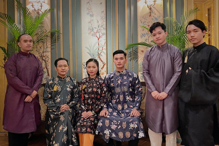 Young Vietnamese fuel revival of feudal-style ao dai