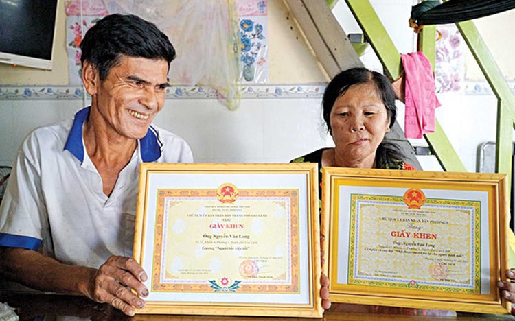 Poor couple returns lost handbag with billion Vietnamese dong inside