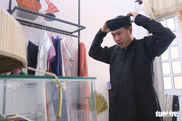 Vietnamese man pursues career of making Nguyen Dynasty costumes