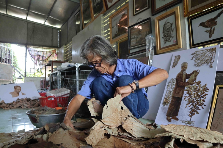In his 60s, this man is still among Vietnam’s most prolific lotus leaf artists