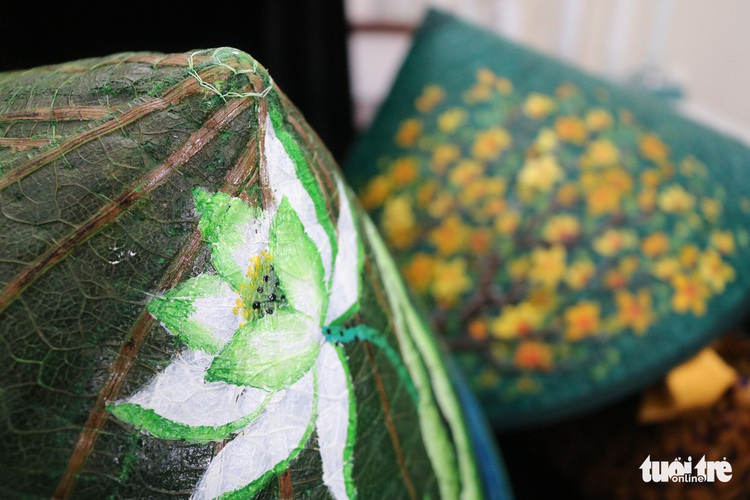 Vietnamese tourism worker makes fine artworks from lotus leaves, grass