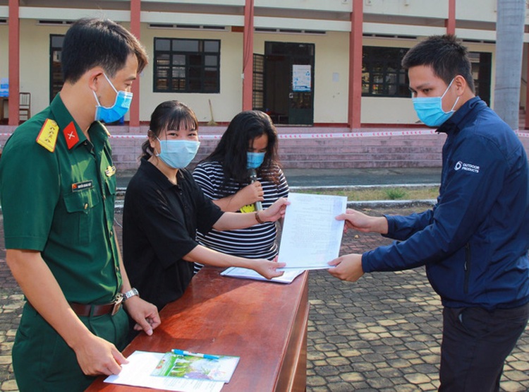 Chinese national allegedly saws off metal gate to escape quarantine ward in Vietnam