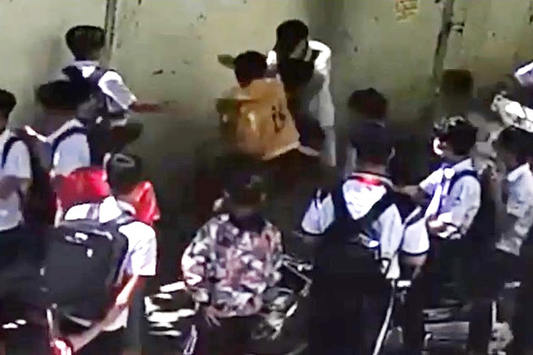 Vietnamese eighth grader hospitalized following attack in front of school