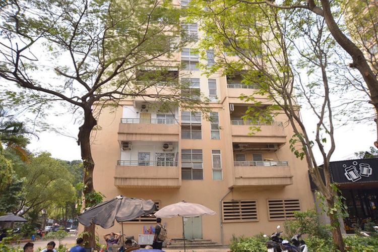 Hanoi schoolgirl dies after 9th-floor fall