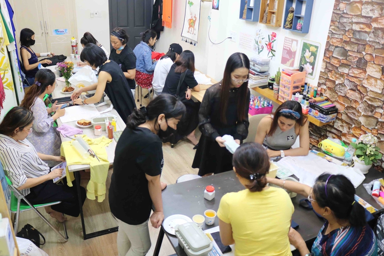 Saigon woman brings second life to discarded clothes by offering free art classes