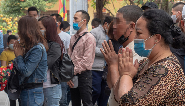 Visitors crowd Huong Pagoda Festival in Hanoi without face masks