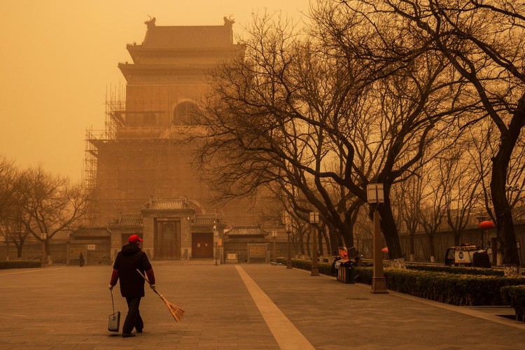 Beijing choked in duststorm amid heavy northwest winds