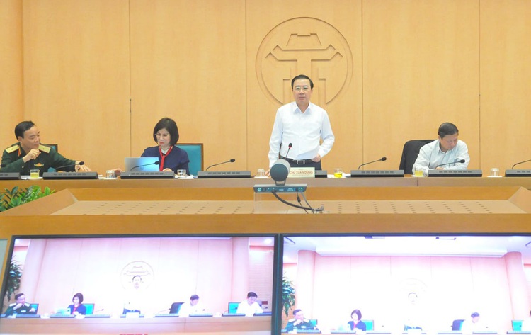 Internet centers, inter-provincial bus routes reopen in Hanoi
