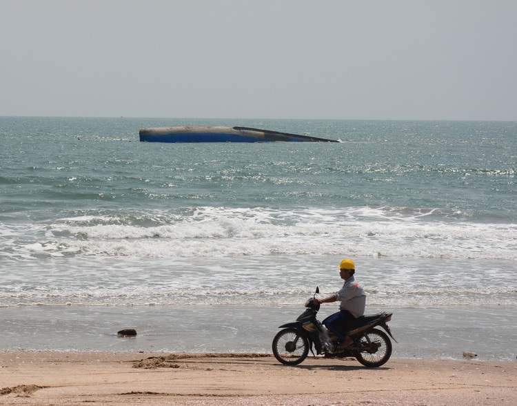 Vietnam’s Mui Ne plans to salvage sunken ship carrying 1,500 tons of fly ash