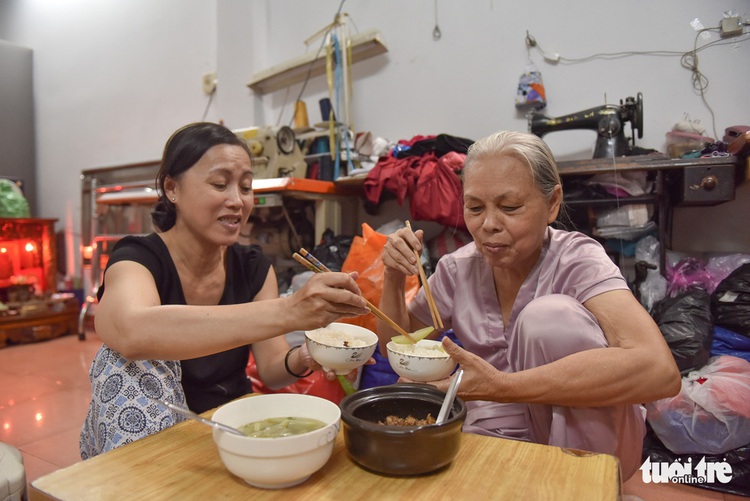 Mother, daughter-in-law offer free classes to disadvantaged children in Vietnam