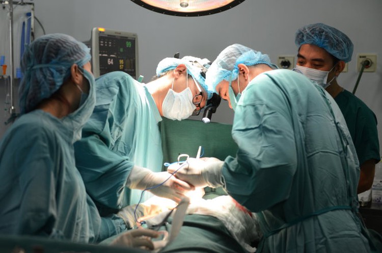 Hanoi woman loses vision following eyelid cosmetic surgery