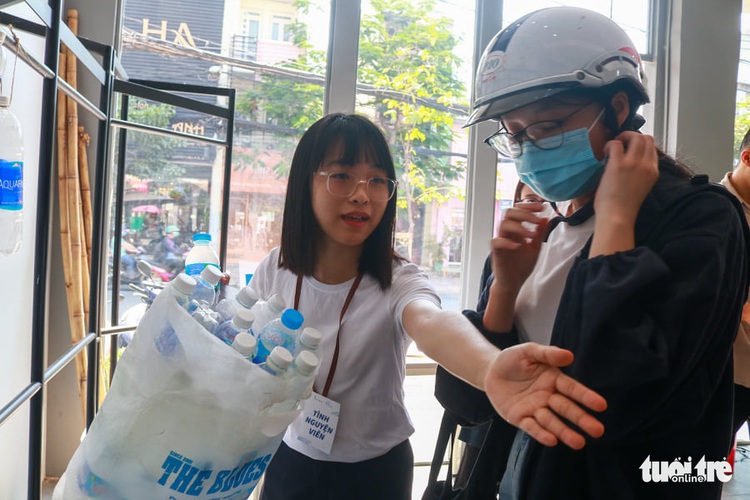 Young Vietnamese introduce socks made from recycled plastic bottles