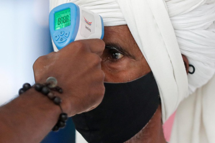 Maharashtra considers total lockdown as virus cases jump