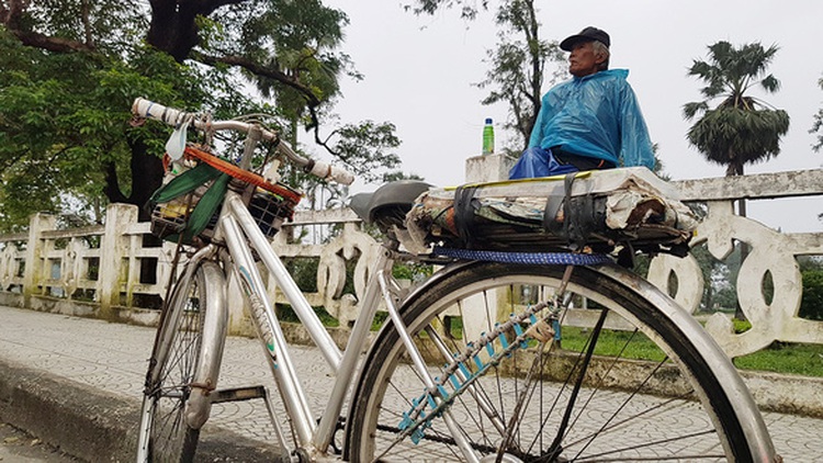 Bicycle taxis, delivery men add nostalgic hue to Vietnamese city