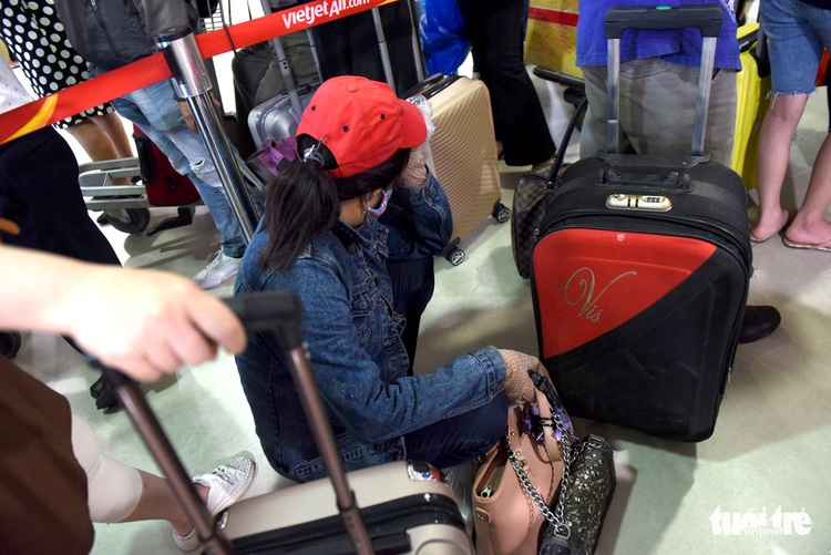 Passengers crowd security area of int’l airport in Ho Chi Minh City