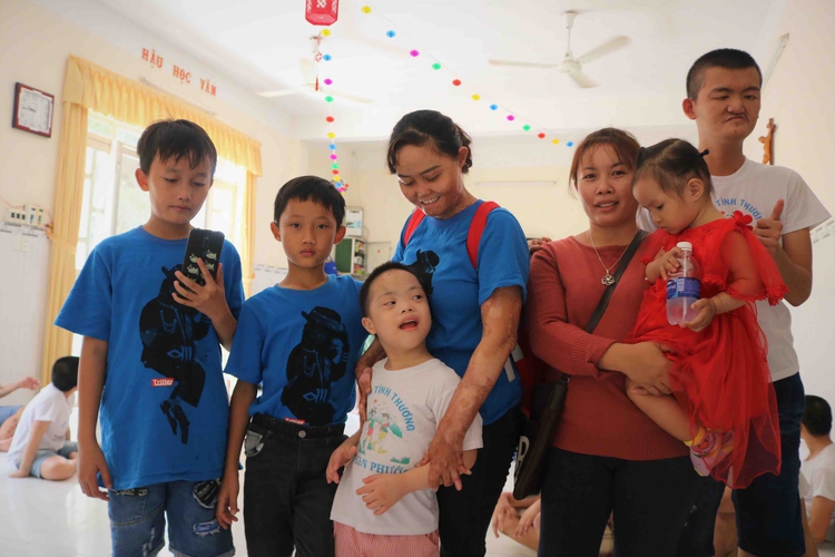 Vietnamese woman whose husband set her on fire now helps disadvantaged children