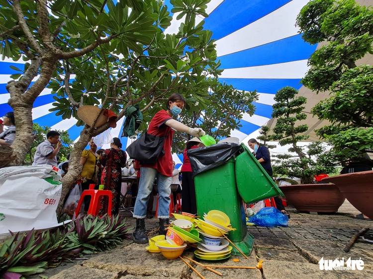 Volunteers collect garbage at Vietnam founding fathers’ worshipping event despite negative comments