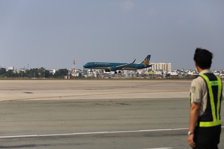 Lightning strike briefly shuts down Ho Chi Minh City runway